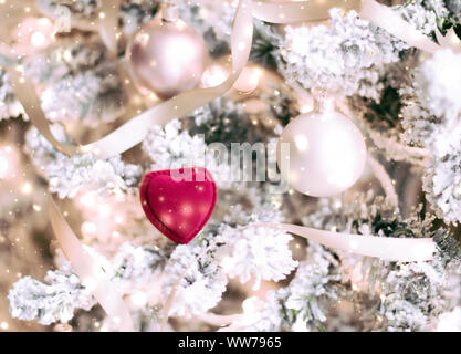 Lusso intramontabili, proposta romantica e felice celebrazione concetto - a forma di cuore ad Gioielli regalo scatola su albero di Natale, amore presente per il Veglione di Capodanno, Foto Stock