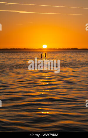 Tramonto panoramico sul Golfo del Messico da Dunedin Causeway, Florida. Foto Stock