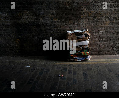 Una balla di cartone in un vicolo di East London Foto Stock