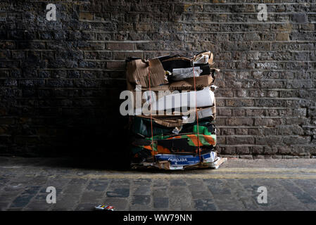 Una balla di cartone in un vicolo di East London Foto Stock