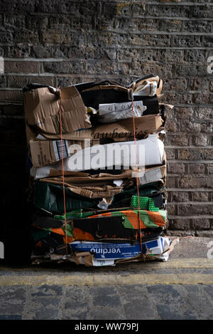 Una balla di cartone in un vicolo di East London Foto Stock