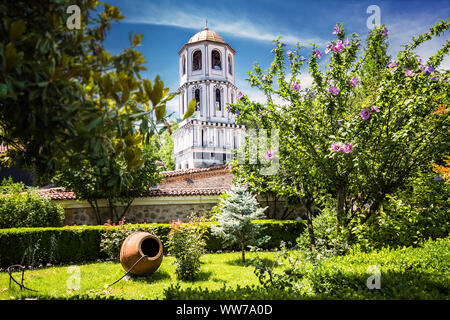 Il campanile e il giardino della chiesa di San Costantino ed Elena di Plovdiv (Bulgaria) Foto Stock