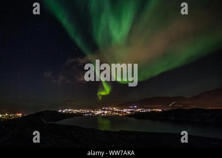 Verde massiccio Aurora Boreale Northern lights splende sopra il lago e la città di Nuuk, Groenlandia Foto Stock