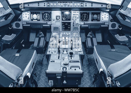 Cockpit del simulatore di aereo di linea. Interruttori e compone visibile in background. Cockpit del simulatore. Foto Stock