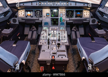 Cockpit del simulatore di aereo di linea. Interruttori e compone visibile in background. Cockpit del simulatore. Foto Stock