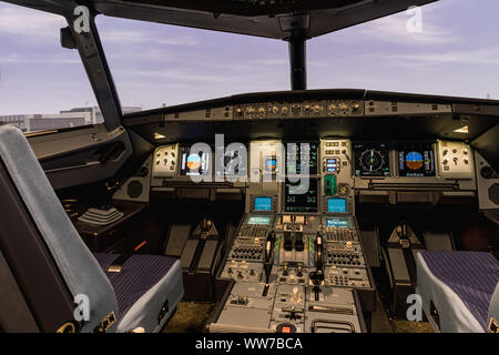 Cockpit del simulatore di aereo di linea. Interruttori e compone visibile in background. Foto Stock