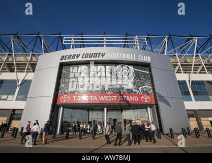 13 settembre 2019; Pride Parkderby, East Midlands; Campionato inglese di calcio, Derby County Football Club rispetto a Cardiff City Football Club; vista generale del Derby County entrata principale - rigorosamente solo uso editoriale. Nessun uso non autorizzato di audio, video, dati, calendari, club/campionato loghi o 'live' servizi. Online in corrispondenza uso limitato a 120 immagini, nessun video emulazione. Nessun uso in scommesse, giochi o un singolo giocatore/club/league pubblicazioni Foto Stock