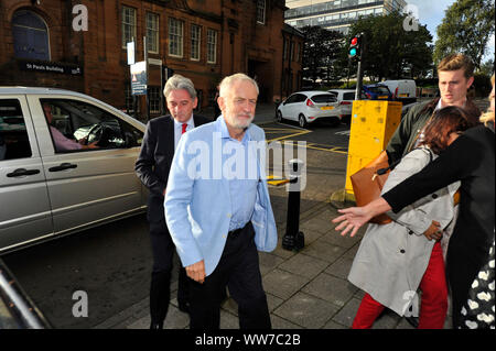 Glasgow, Regno Unito. Il 13 settembre 2019. Jeremy Corbyn MP - Leader scozzese della festa del lavoro insieme a Richard Leanard MSP - leader dello Scottish Labour Party andando a Strath unione che è l'unione degli studenti dell'Università di Strathclyde in Glasgow. Sono lì per dare un talk e risposte alle domande degli studenti di universitys. Colin Fisher/CDFIMAGES.COM Credito: Colin Fisher/Alamy Live News Foto Stock