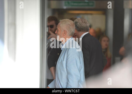 Glasgow, Regno Unito. Il 13 settembre 2019. Jeremy Corbyn MP - Leader scozzese della festa del lavoro insieme a Richard Leanard MSP - leader dello Scottish Labour Party andando a Strath unione che è l'unione degli studenti dell'Università di Strathclyde in Glasgow. Sono lì per dare un talk e risposte alle domande degli studenti di universitys. Colin Fisher/CDFIMAGES.COM Credito: Colin Fisher/Alamy Live News Foto Stock