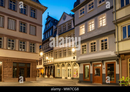 Frankfurt am Main, Hessen, Germania, vista dalla piazza 'HÃ¼hnermarkt' per la strada "Hinter dem¤LÃ mmchen' nella nuova città vecchia al tramonto, Foto Stock