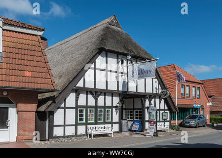 Landkirchen, Insel Fehmarn, Ostholstein, Schleswig-Holstein, Germania, il pesce con il tetto di paglia ristorante 'DA OLE' Aalhus nel distretto di Landkirchen, Foto Stock