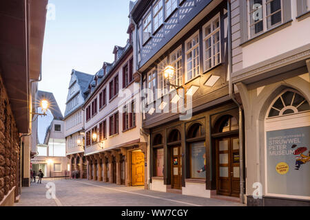 Frankfurt am Main, Hesse, Germania, la strada "Hinter dem¤LÃ mmchen' nella nuova città vecchia, crepuscolo, Foto Stock