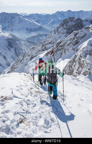 Tour di sci sul Lindlahn, in Dammkar, vicino a Mittenwald, Karwendel, Baviera, Germania Foto Stock