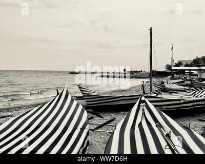 Coperto barche sulla spiaggia, la calma prima della tempesta Foto Stock