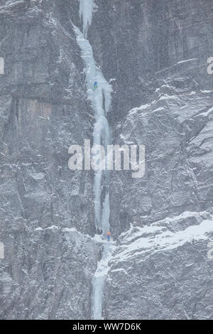 Climber di arrampicata su ghiaccio di Bodo, Nordland, Norvegia Foto Stock