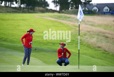 Il Team USA il Brittany Altomare (sinistra) e Jessica Korda sul quindicesimo verde durante il match Fourball il giorno uno del 2019 Solheim Cup a Gleneagles Golf Club, Auchterarder. Foto Stock