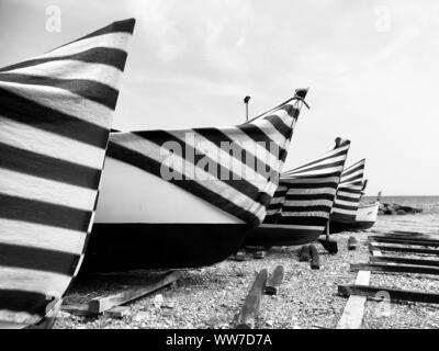 Coperto barche sulla spiaggia, la calma prima della tempesta Foto Stock