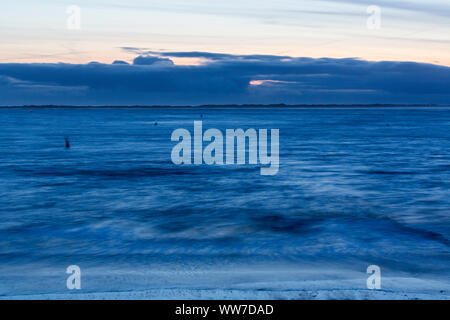 Norderney, Weststrand, Strand, Meer, Brandung, Wolken, Insel Juist, blaue Stunde, Langzeitbelichtung Foto Stock