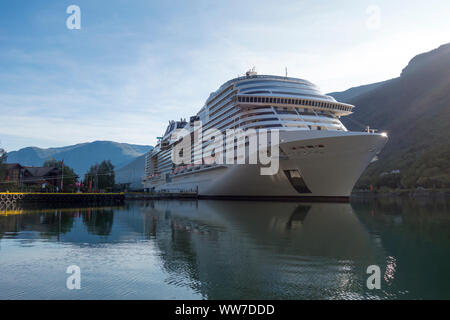 Grande nave da crociera in Norvegia fjord accanto a Flam Foto Stock