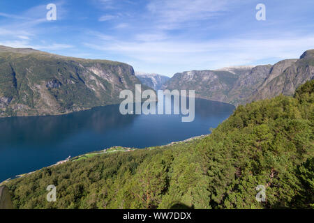 Aurlandsfjord vista dalla cima del punto di vista Stegastein nei Fiordi Norvegia Foto Stock