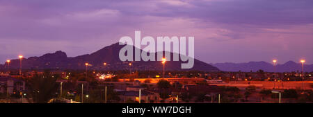 Phoenix, Arizona, Stati Uniti d'America cityscape di notte con la famosa Camelback Mountain. Foto Stock