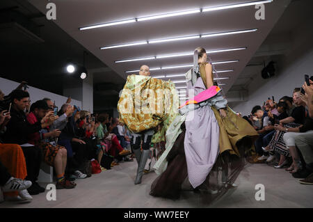 I modelli sulla passerella durante il Matty Bovan Primavera/Estate 2020 London Fashion Week show al BFC Spaceshow a Londra. Foto Stock