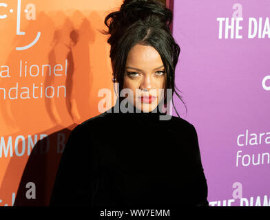 Rihanna assiste quinto annuale sfera di diamante che beneficiano della Clara Lionel Foundation presso Cipriani Wall Street (foto di Lev Radin/Pacific Stampa) Foto Stock