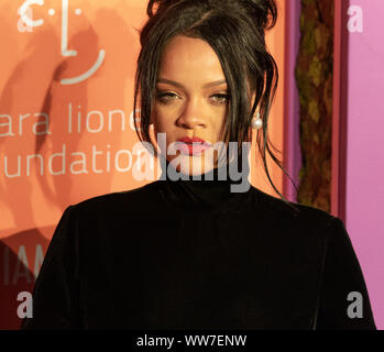 Rihanna assiste quinto annuale sfera di diamante che beneficiano della Clara Lionel Foundation presso Cipriani Wall Street (foto di Lev Radin/Pacific Stampa) Foto Stock