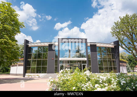 Kazanlak, Bulgaria - 19 Giugno, 2019: facciata del museo di rose con la storia dell'essenza di rose strumenti visualizzati Foto Stock