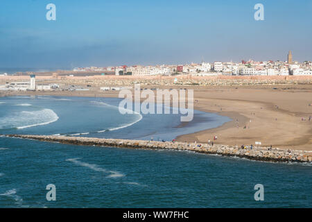 Il Marocco, Rabat, Kasbah Oudaias, vista dell'Oceano Atlantico, Mole Foto Stock