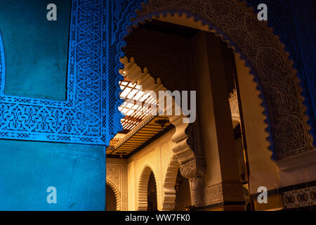 Marrakech, Marocco - JAN 2019: architettura Marocchina tradizionale design arabo - ricca Riyad arch mosaico dettaglio interni Foto Stock