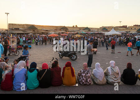 Il Marocco, royal city Meknes, Place el Hedim, sera scena di strada, le donne con il hijab Foto Stock