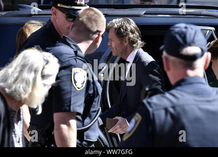 Boston, Stati Uniti. Xiii Sep, 2019. Attore William H. Macy arriva con sua moglie, attrice Felicity Huffman per la sua condanna udienza presso la John Joseph Moakley United States Courthouse in Boston Giovedì 13 Settembre, 2019. Huffman viene condannato per la sua parte in un collegio di spazzamento ammissioni caso di corruzione. Foto di Josh Reynolds/UPI Credito: UPI/Alamy Live News Foto Stock