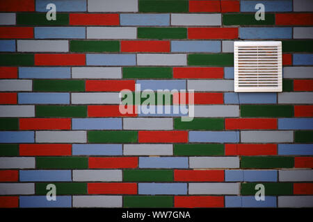 Una facciata di clinker colorate con una griglia di ventilazione nella parete, Foto Stock