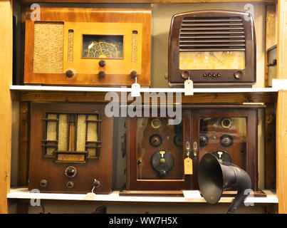 Vecchia radio d'epoca in un museo Foto Stock
