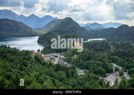 In Germania, in Baviera, Hohenschwangau, vista al Castello di Hohenschwangau e Alpsee Foto Stock