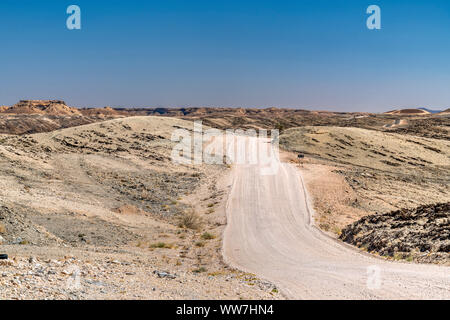 Strada sterrata, Kuiseb Pass, Erongo, Namibia Foto Stock