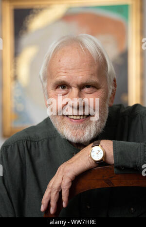 Dresden, Germania. Decimo Sep, 2019. Il cantante Gunther Emmerlich si siede nella sua casa su una sedia in salotto. Credito: Robert Michael/dpa-Zentralbild/ZB/dpa/Alamy Live News Foto Stock