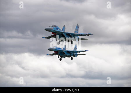 Una coppia di Sukhoi SU27 degli aerei da caccia della ucraino 831st tattico Brigata Aerea arrivando a RAF Fairford a partecipare al RIAT Foto Stock