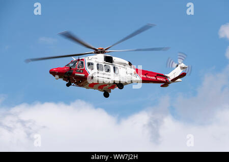 Leonardo AW189 di medie dimensioni di Ricerca e Salvataggio in elicottero G-MCGU della Guardia Costiera britannico arriva a RAF Fairford a partecipare al RIAT Foto Stock