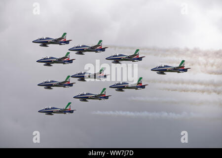 La forza aerea italiana militare Display Aerobatic Team Il Frecce Tricolori nel loro Aermacchi A-339un getto aerei da addestramento di mettere su un superbo display. Foto Stock