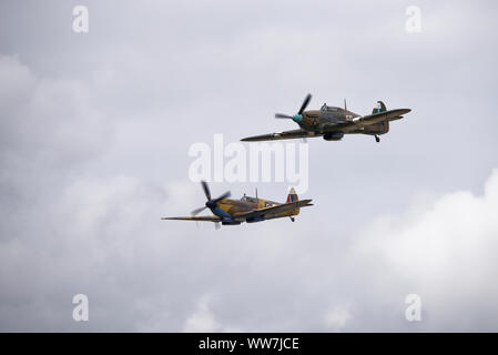 Il Supermarine Spitfire e Hawker Hurricane Royal Air Force guerra mondiale due aerei da combattimento del Battle of Britain Memorial display di volo al RIAT Foto Stock