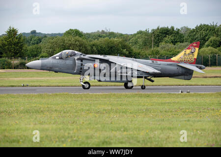 Marina spagnola Harrier jet da combattimento VA1B-37 taxi lungo la pista di RAF Fairford nel Gloucestershire al RIAT Foto Stock