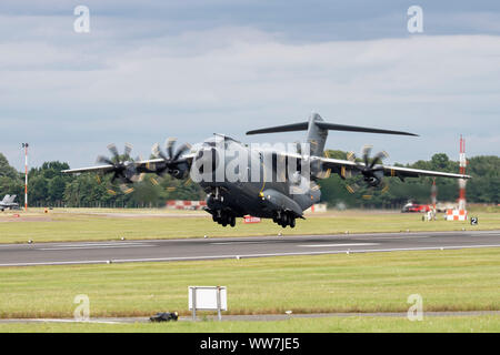 Airbus DIFESA e SPAZIO A400M Atlas airlifter tattico CE-400 decolla presso il Royal International Air Tattoo Foto Stock