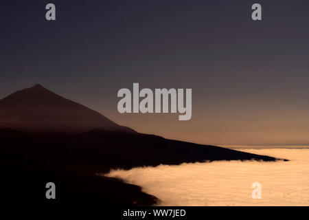 Sunrise, commercio vento nuvole sotto il Pico del Teide, Parco Nazionale di Teide Tenerife, Isole Canarie, Spagna Foto Stock