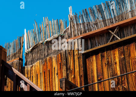 Weathered Stecca in legno rifinito di recinzione al top con sottili pezzi di legno; 114 East 1a San; Salida; Colorado; USA Foto Stock