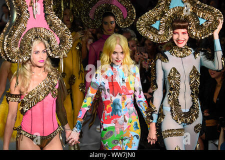 Londra, Regno Unito. Il 13 settembre 2019. Pam Hogg (C) e i modelli alla fine del suo spettacolo presso Fashion Scout SS20, un fuori programma mostra presso la Casa di Victoria in Bloomsbury Square, il giorno di apertura del London Fashion Week. Credito: Stephen Chung / Alamy Live News Foto Stock