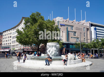 Germania, Hesse, di Francoforte sul Meno, zona pedonale, Zeil, Brockhaus fontana Foto Stock