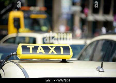 Germania, Hesse, di Francoforte sul Meno, stazione centrale, taxi, dettaglio, taxi segno Foto Stock