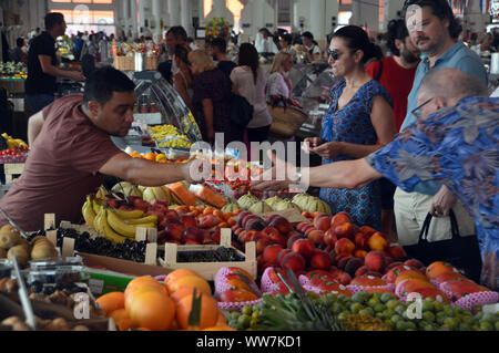 L'uomo comprare la frutta in Forville Mercato Coperto, Cannes, Francia, UE Foto Stock